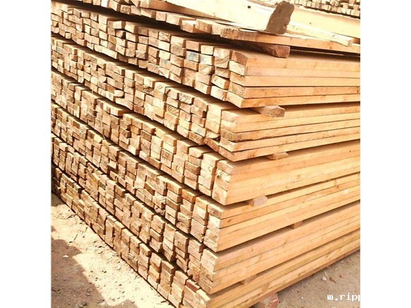 What operations should a wood dryer perform before drying materials?